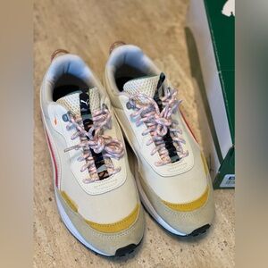 Women’s tennis shoes